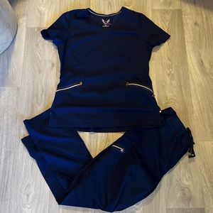 Women’s Smitten Scrub Set! In Navy with a rose gold zipper detail! Size Mediums!